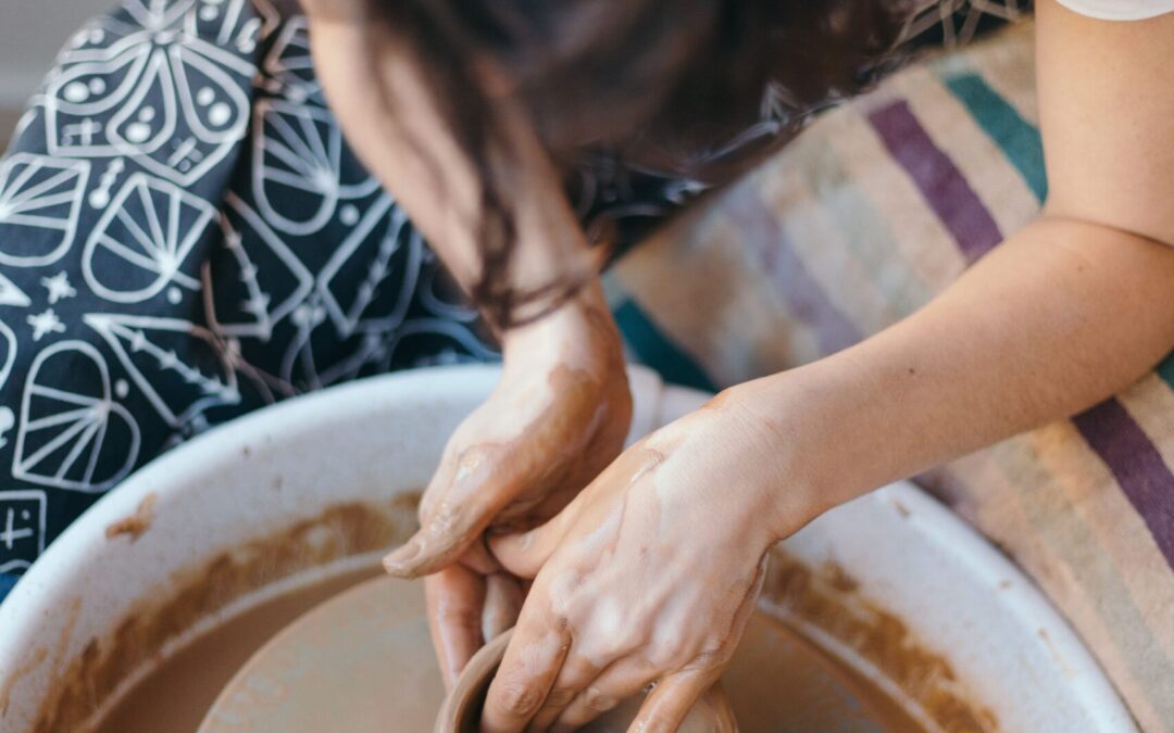 Lessons in pottery at the local market