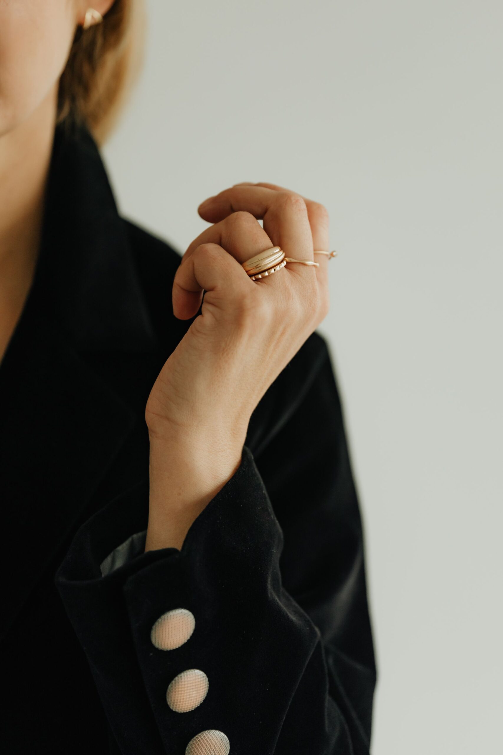 kaboompics_jewelry-photo-shoot-woman-wearing-gold-rings-and-necklace-29236