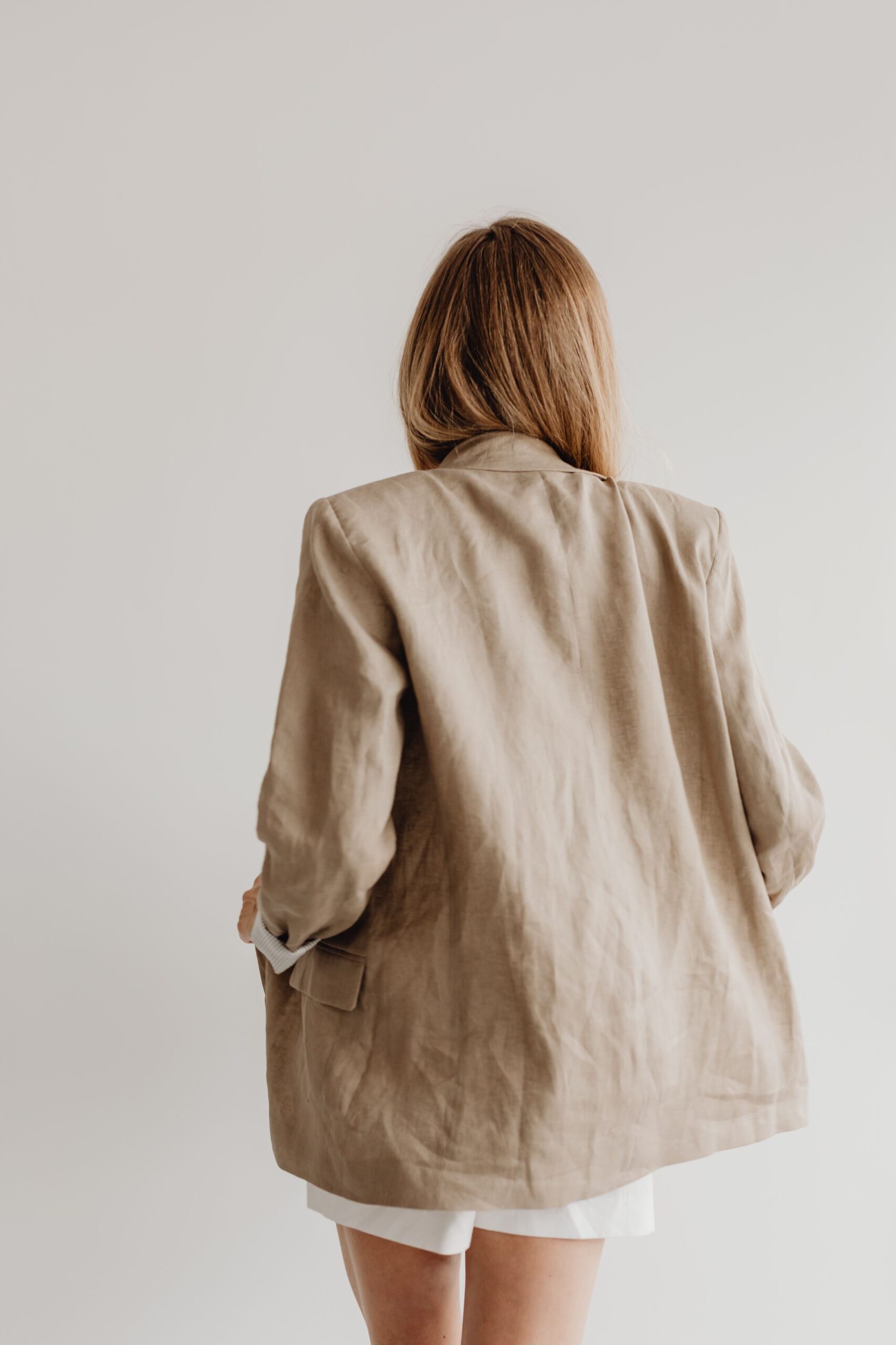 kaboompics_white-top-white-high-waisted-shorts-linen-jacket-27693