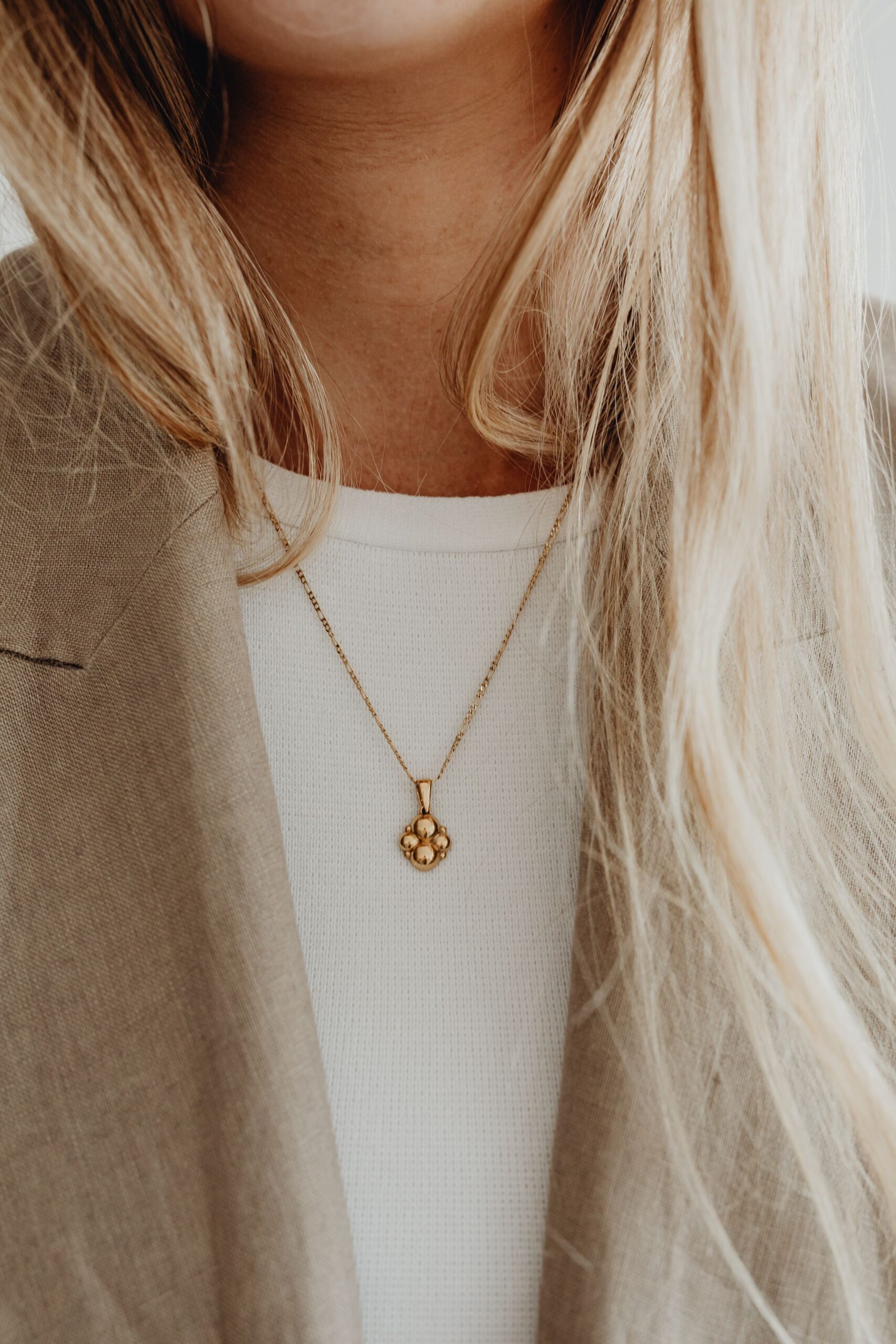 kaboompics_white-top-white-high-waisted-shorts-linen-jacket-gold-necklace-jewellery-27695