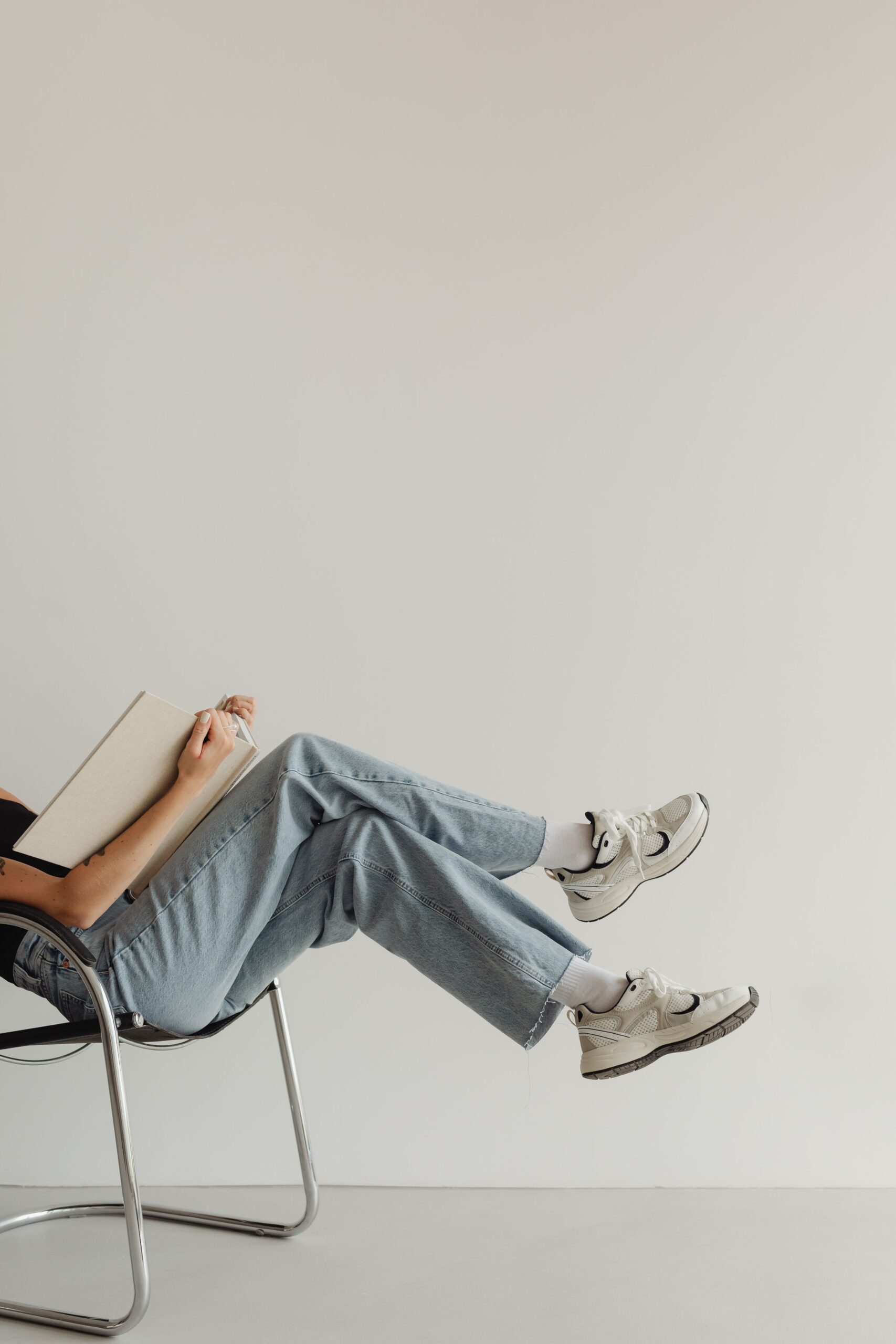 kaboompics_woman-in-light-colored-jeans-with-books-28241
