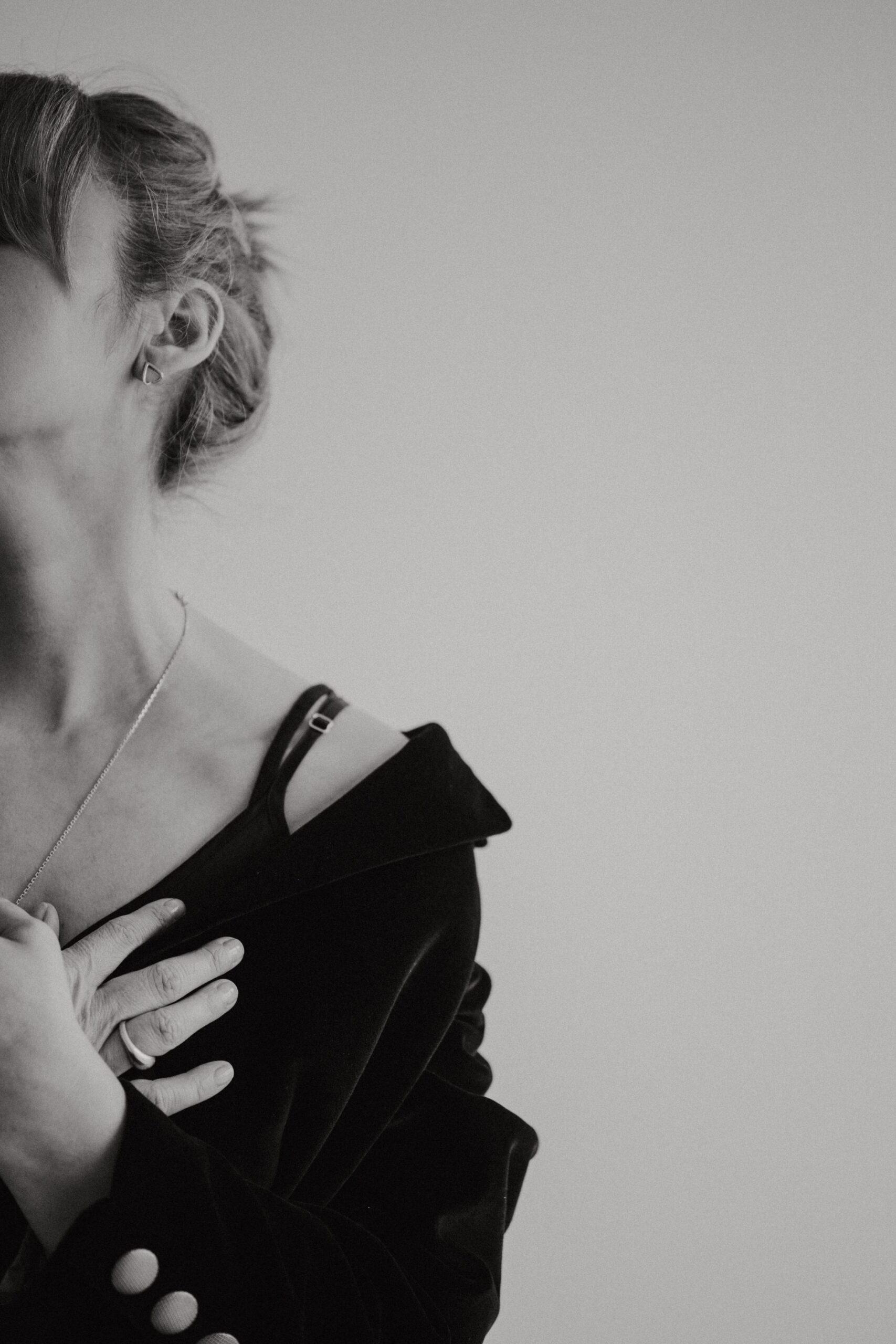 kaboompics_jewelry-photo-shoot-woman-wearing-gold-rings-and-necklace-29191