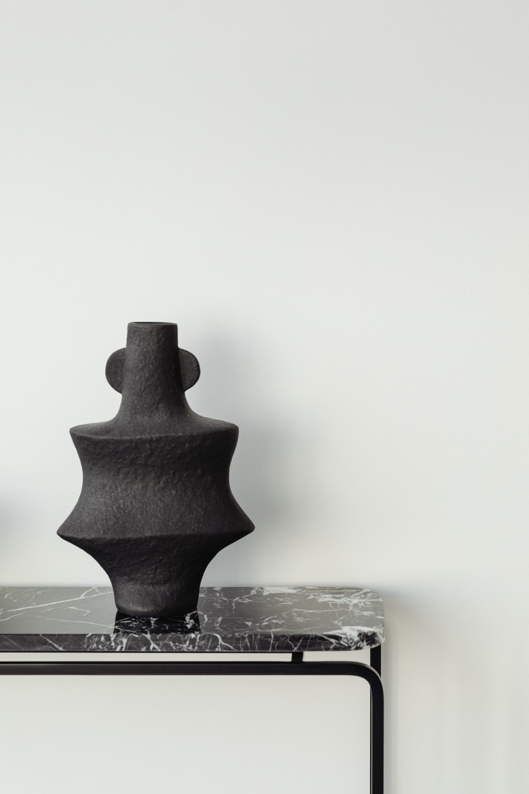 kaboompics_marble-console-furniture-ceramic-black-vase-27221