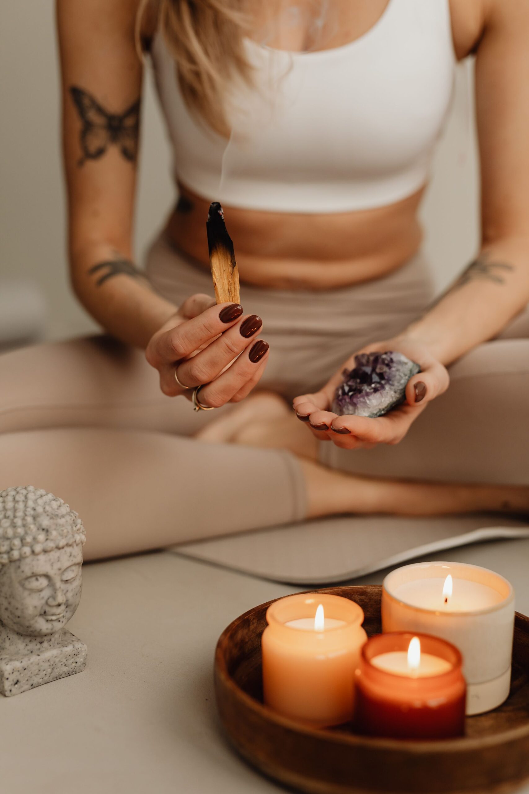 kaboompics_young-adult-woman-candles-palo-santo-crystal-28722